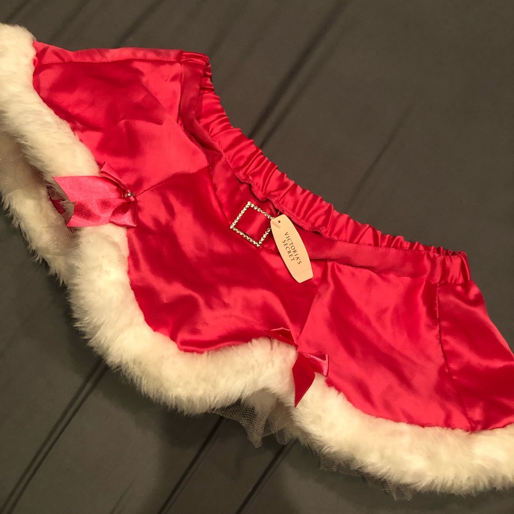 Victoria’s Secret Santa skirt ❤️🤍